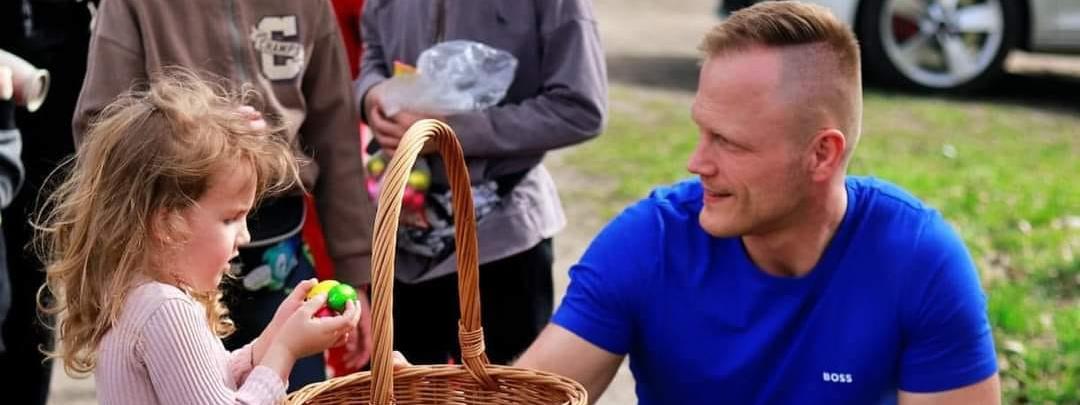 Wielkanocne zbieranie czekoladowych jajek na osiedlu Olimpijczyków.